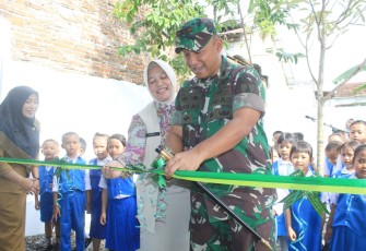 Dandim 0806/Trenggalek Resmikan Fasilitas Kamar Mandi Baru di TK Kartika IV-27