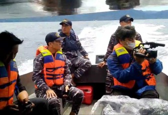 Operasi SAR penyelamatan wartawan Metro TV di perairan Gita, Selasa (4/2)
