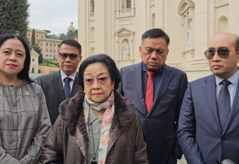 Megawati Soekarnoputri bersama Puan Maharani saat di Vatikan