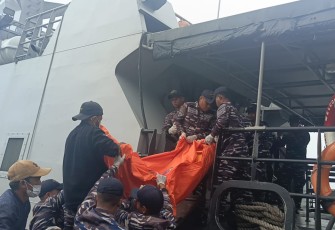 Evakuasi jenazah wartawan Metro TV dari KRI Matabongsang-873 di Kabupaten Halmahera Selatan, Sabtu (8/2)