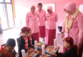 Ketua YKB Jatim Ade Imam Sugianto di TK Kemala Bhayangkari 81 Sumenep, Senin (11/2)