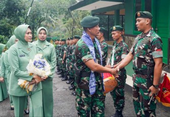 Pangkostrad Letjen TNI Mohammad Fadjar menyalami prajuritnya di Menlatpur Kostrad, Karawang, Senin (11/2)