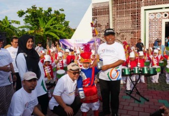 Mendikdasmen Abdul Mu'ti bersama siswa SD Muhammadiyah Yogyakarta, Minggu (16/2)