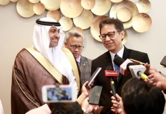 Menkes Budi Gunadi Sadikin saat konferensi pers bersama Menkes Arab Saudi Fahad Abdulrahman Al Jalajel di Jakarta, Senin (24/2)