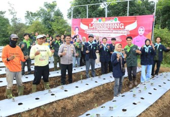 Kapolres Batu AKBP Andi Yudha Pranata bersama mahasiswa UIN Malang wujudkan ketahanan pangan nasional, Senin (24/2)