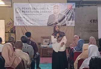 Bunda Elly Farida saat mensosialisasikan perda pelindungan perempuan di Twin N Mandala, Sukamaju, Cilodong, Depok, Selasa (25/2)