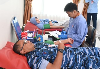 Danlanud Sutan Sjahrir Kol Nav Sani Salman Nuryadin mengikuti donor darah, Kamis (27/2)