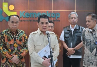 Wamendes PDT Ahmad Riza Patria saat memberikan keterangan pers di Jakarta, Kamis (6/3)