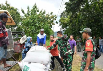 Dandim 0802/Ponorogo Letkol Inf Dwi Soerjono berdialog dengan petani 