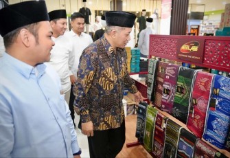 Wamenkop Ferry Juliantono meninjau hasil produk KSBP Sunan Drajat di Ponpes Sunan Drajat Lamongan, Jawa Timur, Jum'at (7/3)