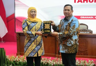 Gubernur Jatim Khofifah Indar Parawansa memberikan cenderamata Seskemenkop Ahmad Zabadi di Surabaya, Minggu (9/3)