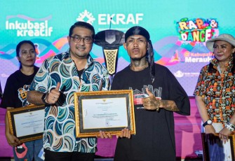 Menekraf Teuku Riefky Harsya saat memberikan penghargaan insan musik