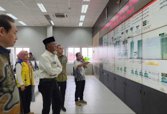 Menteri PU Dody Hanggodo saat menerima pemaparan di TPA Benowo Surabaya, Minggu (9/3)