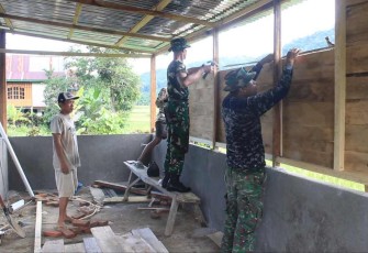 Pemasangan dinding papan RTLH sasaran fisik TMMD Kodim Parepare 