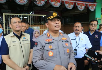 Kabid Humas Polda Jatim Kombes Dirmanto saat memberikan keterangan pers 