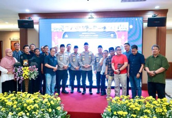 Kapolda Jatim Komjen Pol Imam Sugianto foto bersama awak media, Kamis (13/3)