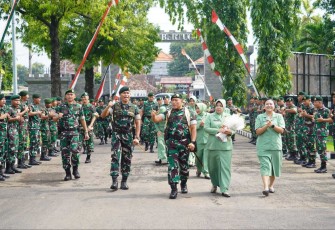 Pangdivif 2 Kostrad Mayjen TNI Susilo disambut prajurit Yonzipur 10/JP, Jum'at (14/3)