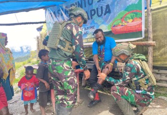Pengobatan warga di pos TNI