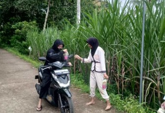 Berbagi takjil gratis pengendara motor 