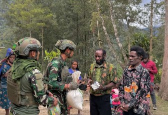 Suasana Pos TNI bagikan sargal
