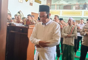 Keluarga besar Polda Jatim melaksanakan sholat gaib, Selasa (18/3)