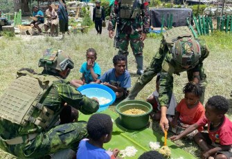 Makan bersama anak-anak di kampung Dambed Distrik Beoga