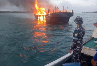 KM Lyyra kandas dan terbakar 