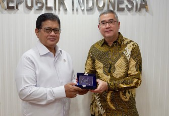 Wamentrans Viva Yoga menerima cenderamata dari Rektor Universitas Esa Unggul, Dr Ir Arief Kusuma Among Praja di Jakarta, Selasa (18/3)