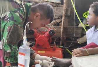 Pelayanan kesehatan satgas Yonif 700/Wyc