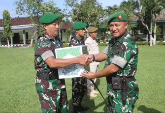 Dandim 0806/Trenggalek Letkol Czi Yudo Aji Susanto memberikan bingkisan lebaran prajuritnya 