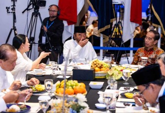 Joko Widodo berbuka puasa bersama dengan Ketum Partai Nasdem dan Ketua DPR RI di Jakarta 