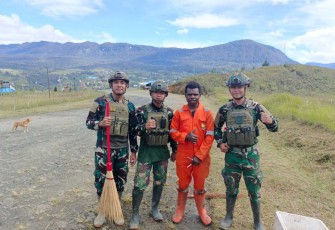 Satgas TNI motivator kebersihan lingkungan 