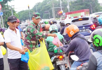 Ramadan berkah bagikan takjil gratis 
