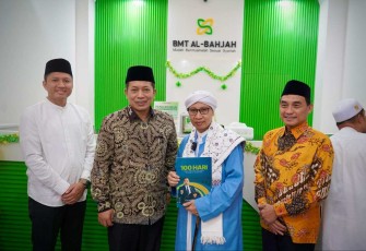 Wamenkop Ferry Juliantono bersama pengasuh ponpes Al Bahjah, Cirebon, Sabtu (22/3)