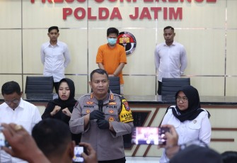Kabid Humas Polda Jatim Kombes Dirmanto saat memberikan keterangan pers 
