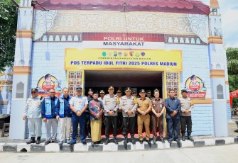 Kapolda Jatim Irjen Pol Nanang Avianto foto bersama di pos pelayanan polri kabupaten Madiun, Selasa (25/3)