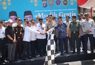 Kapolda Kalteng Irjen Pol Iwan Kurniawan saat melepas mudik gratis 