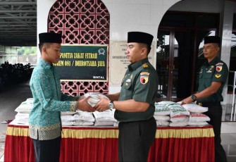 Kabintalrem 081/DSJ Lettu Inf Agus Susilo menyalurkan zakat fitrah 