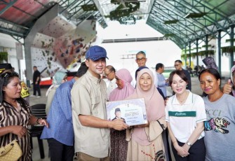 Mentrans Iftitah Sulaiman menyerahkan bingkisan lebaran dari presiden Prabowo Subianto untuk warga Rempang di Kota Batam, Sabtu (29/3)