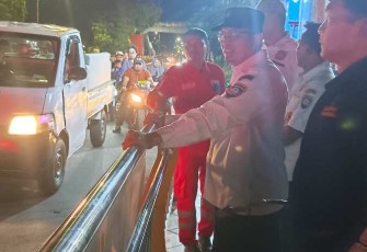 Ketua Pokdarkamtibmas Kota Depok Imam Musanto saat pantau lalu lintas malam takbir di Pospam Secawan, Depok, Minggu (30/3)