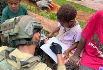Edukasi anak-anak Papua dengan menggambar 
