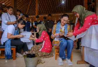 Menpar Widiyanti Putri Wardhana (kanan) saat membatik
