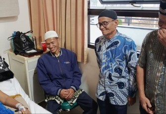 Menjenguk keluarga pengurus DKM Masjid Jami' Asy-Syahid dirawat di RS Mitra Keluarga Bina Husada Cibinong, Selasa (8/4)