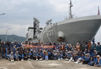 KRI Bontang-907 Beri Wawasan Edukatif Murid SMPN 30 Bandar Lampung 