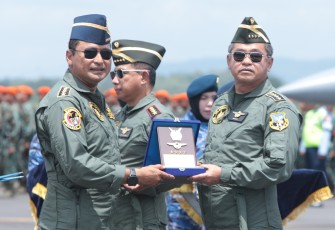 Kasad Dianugerahi Wing Kehormatan Penerbang Kelas 1 TNI AU