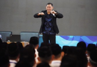 Direktur Riset Lembaga Kajian Kurikulum dan Kebijakan Pendidikan Universitas Indonesia (LK3P UI), Farhan Muntafa, saat memberikan materi pada acara Internalisasi Tugas dan Fungsi PPIH Arab Saudi, di Jakarta, Selasa (15/4/2025)