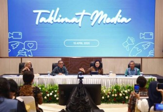 Menteri Pendayagunaan Aparatur Negara dan Reformasi Birokrasi dalam konferensi pers bersama Menteri Pendidikan Tinggi, Sains, dan Teknologi Brian Yuliarto serta Menteri Keuangan Sri Mulyani, di Kantor Kemendikti Saintek, Jakarta, Selasa (15/04)