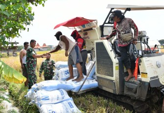 Komandan Kodim 0802/Ponorogo Letkol Inf Dwi Soerjono juga kerap turun ke sawah untuk meninjau dan bertemu langsung dengan para petani serta para pengusaha atau tengkulak