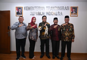 Kehadiran Wakil Bupati Halmahera Utara Dr. Kasman H. Ahmad S.Ag., M.Pd., ke Ruang Kerja, Gedung C, Komplek Kementerian Transmigrasi (Kementrans), Kalibata, Jakarta, 17/04/2025, disambut hangat oleh Wakil Menteri Transmigrasi Viva Yoga Mauladi