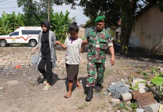 Kodam I/BB Berikan Tongkat Jalan kepada Ibu Sinta